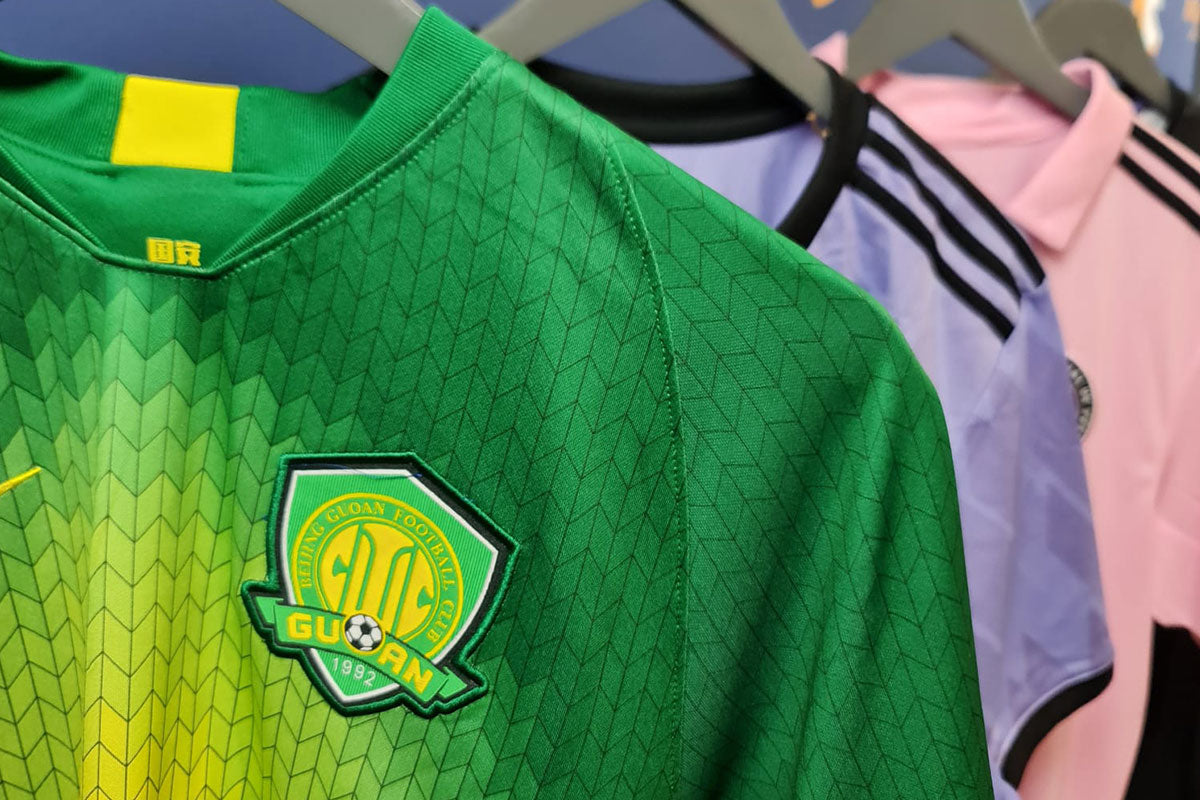 Authenticity Badges: How Manufacturers Mark a Genuine Shirt