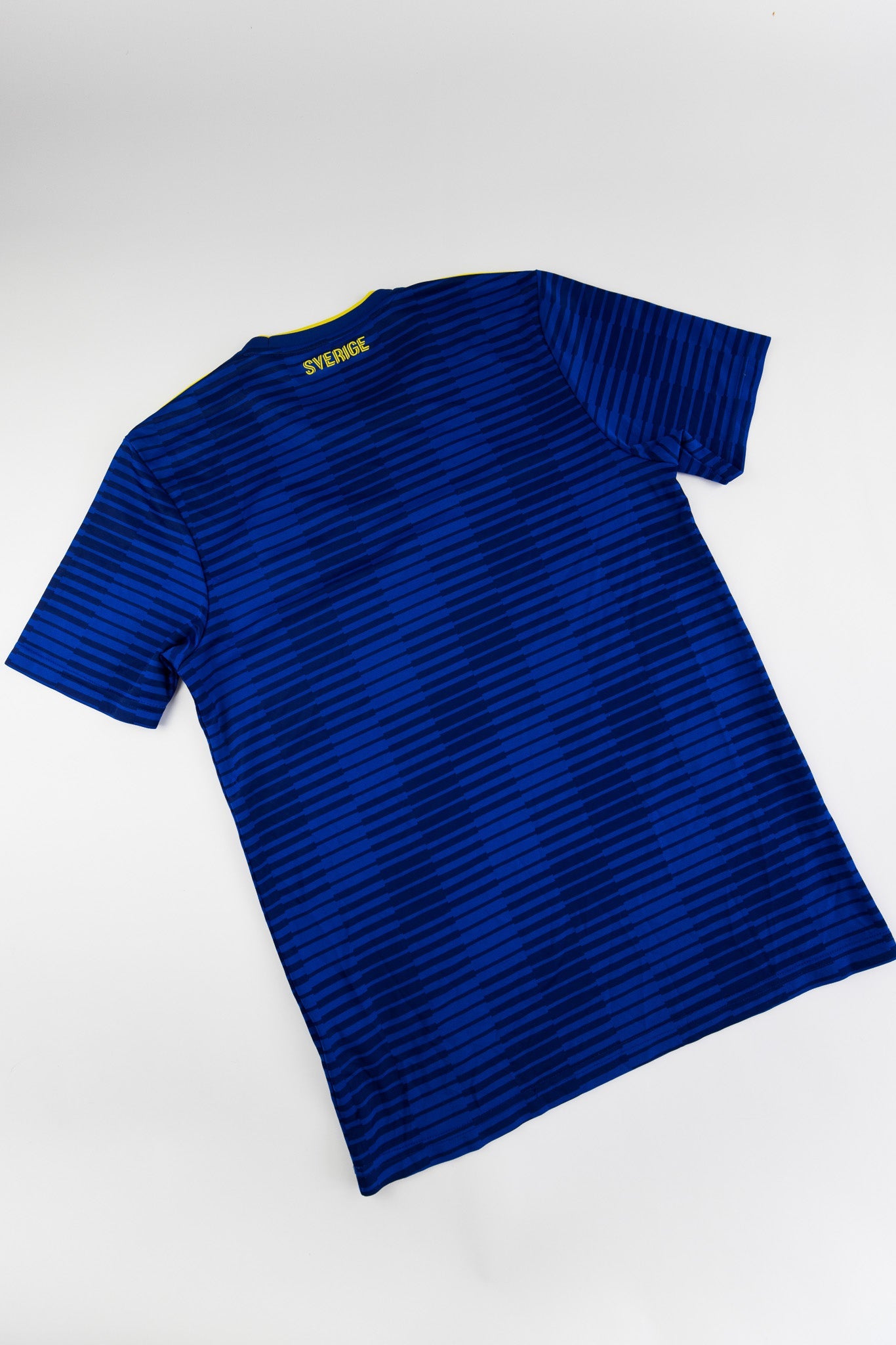 Sweden 2018 Football Shirt (Small)