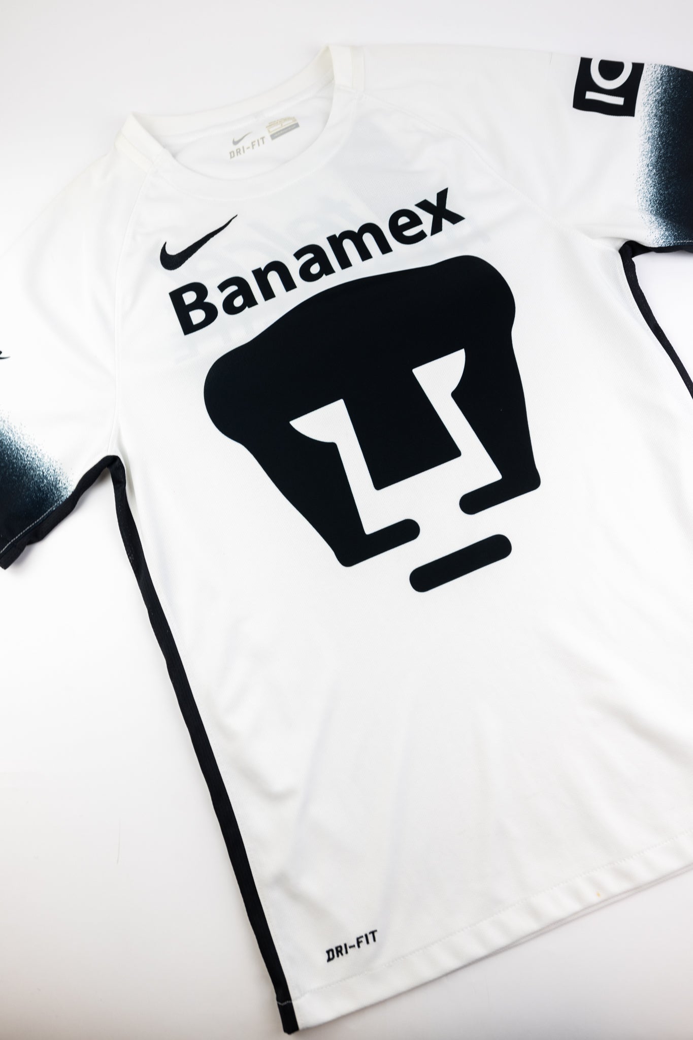 Pumas UNAM 2015-16 Football shirt (Small) - Main Image