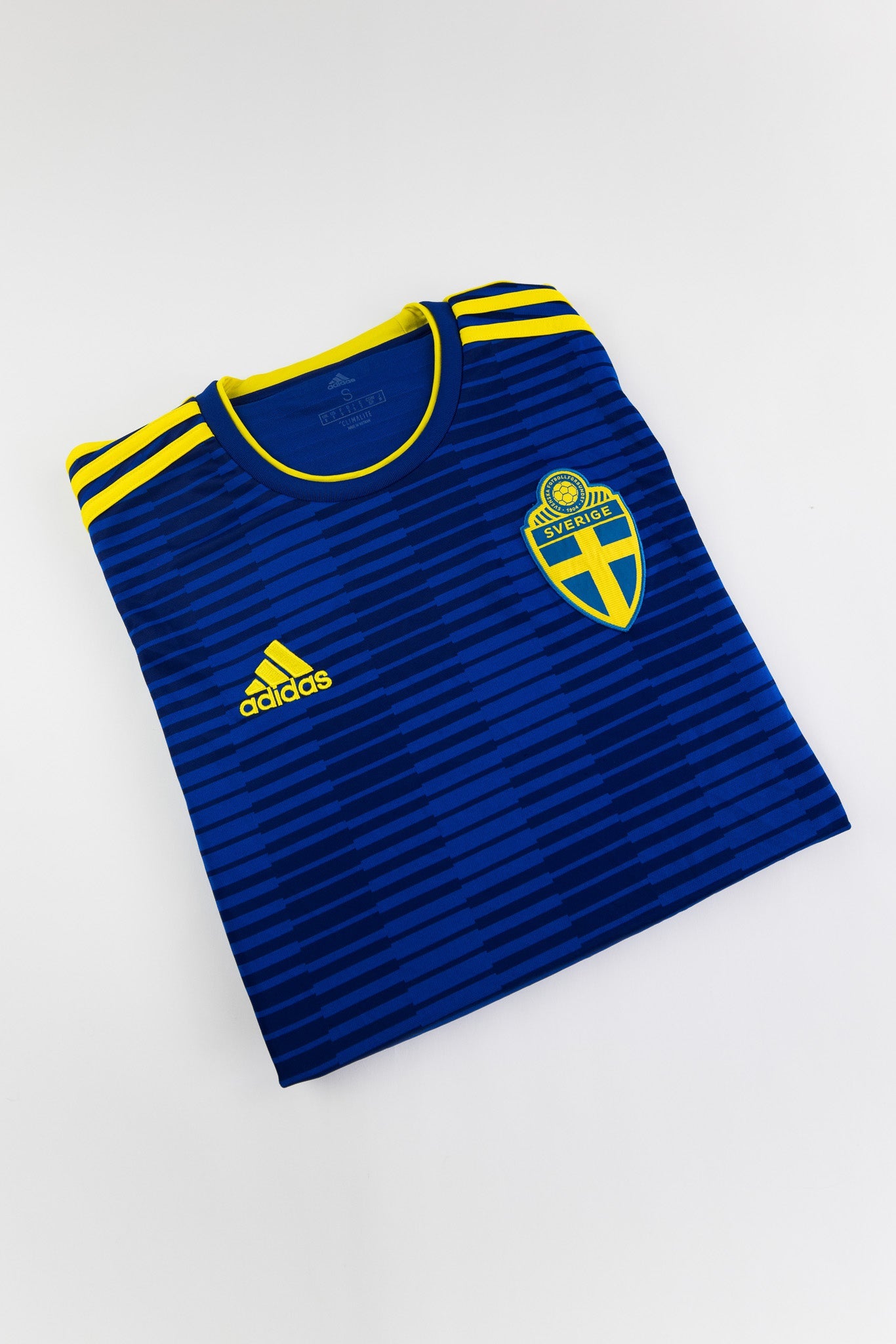 Sweden 2018 Football Shirt (Small)