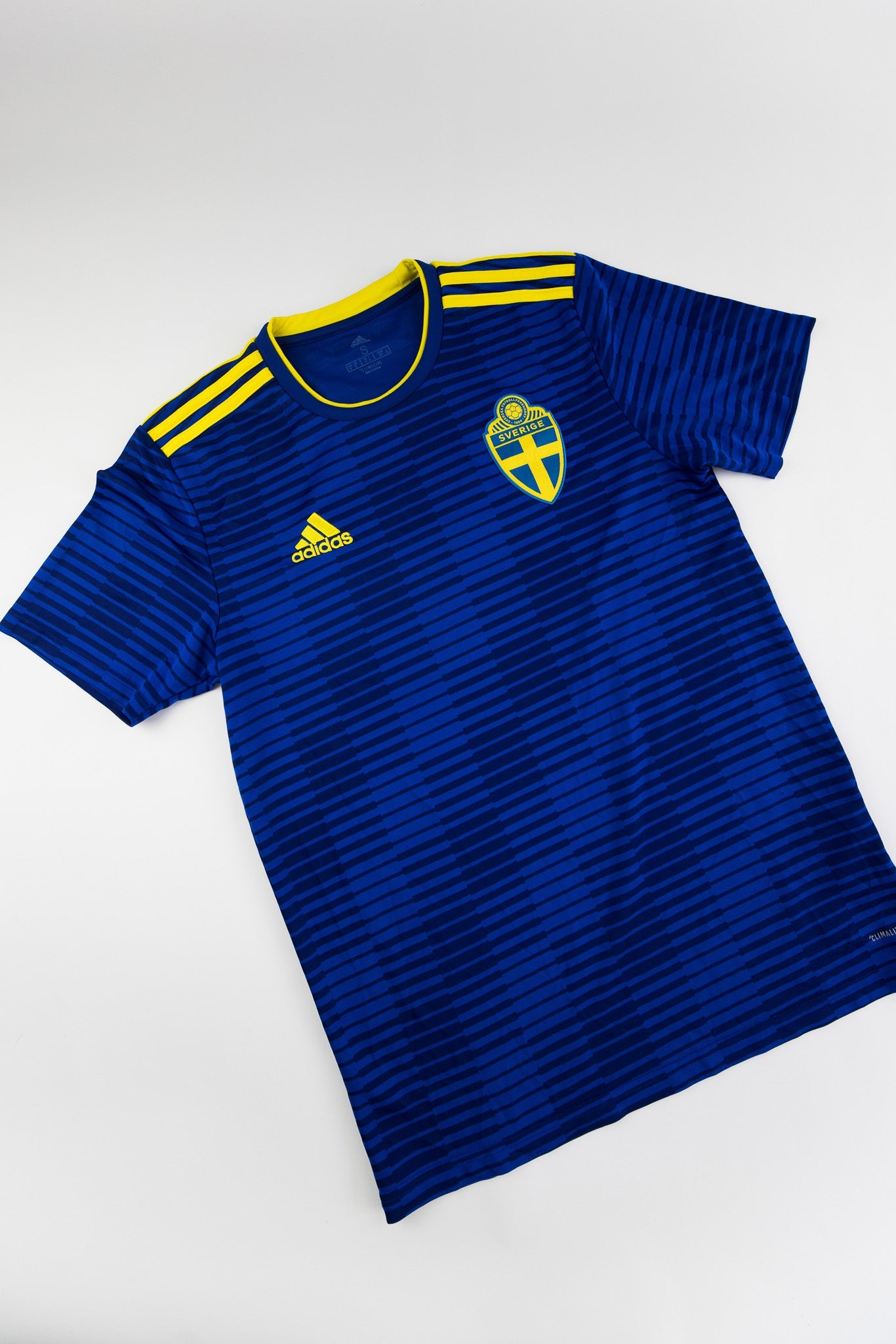 Sweden 2018 Football Shirt (Small)