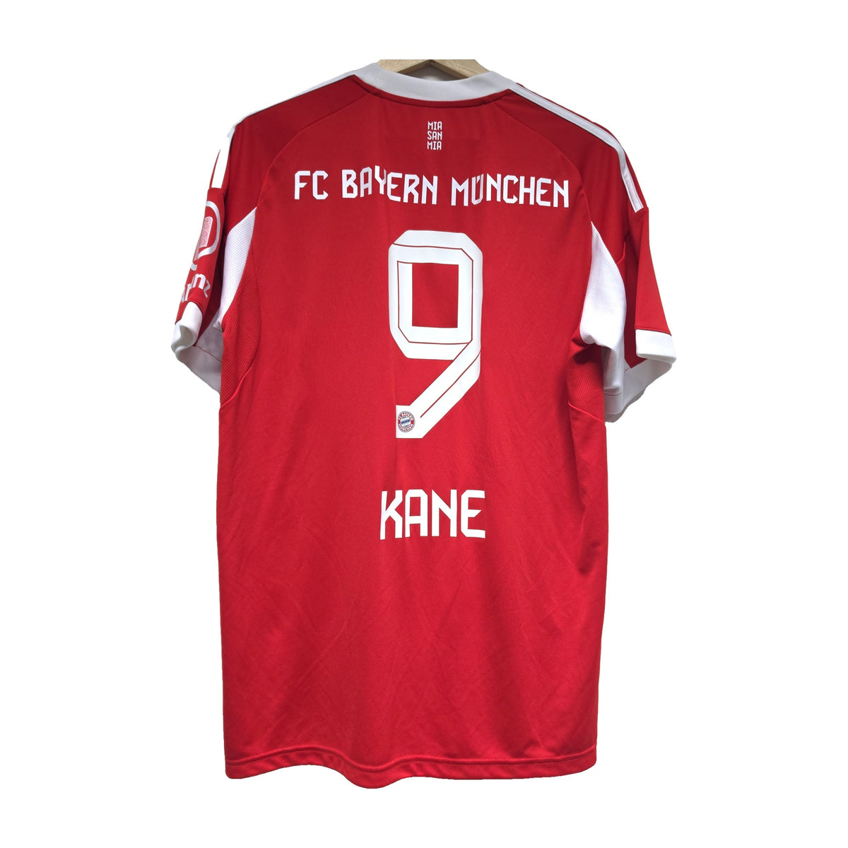 Bayern Munich 2025/26 home shirt, back with Kane 9 print