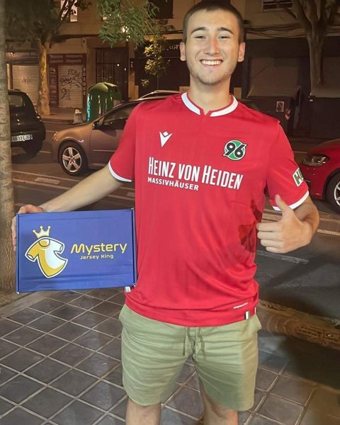 MJK customer in a Hannover 96 shirt holding his Mystery Jersey King box